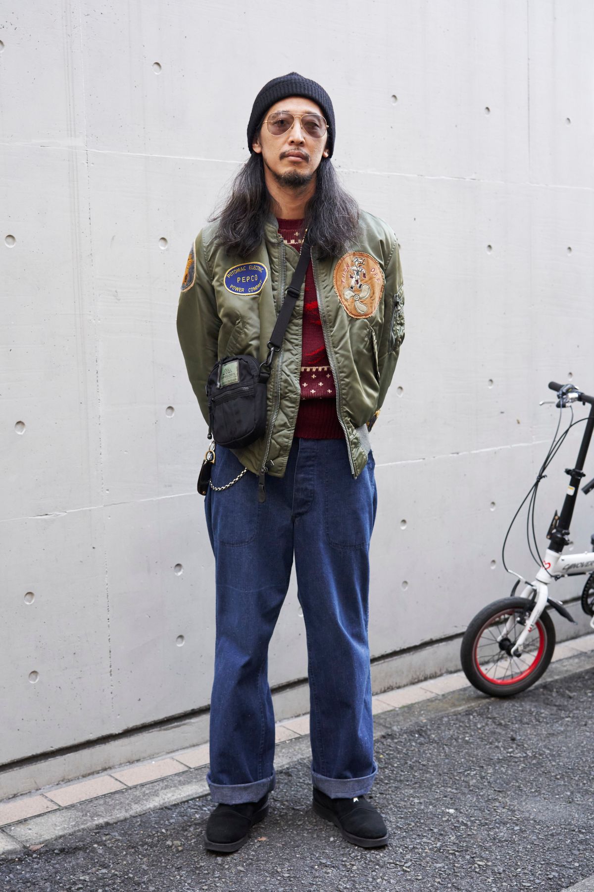 ジャケット、ニット、デニム＝すべて古着　シューズ＝ネクサスセブン　帽子＝ビズビム　眼鏡＝不明　バッグ＝グレゴリー　腕時計＝ハミルトン　リング＝テンダーロイン　リング2＝ラリースミス