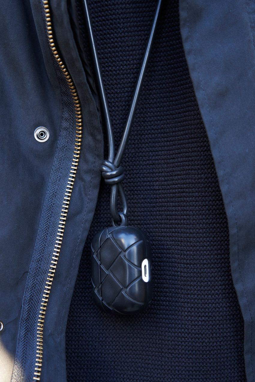 洒落たモノトーンコーデ、パンツはユニクロでした。デニム、ワークetc.街角3名の“こなし方” - 3枚目の画像