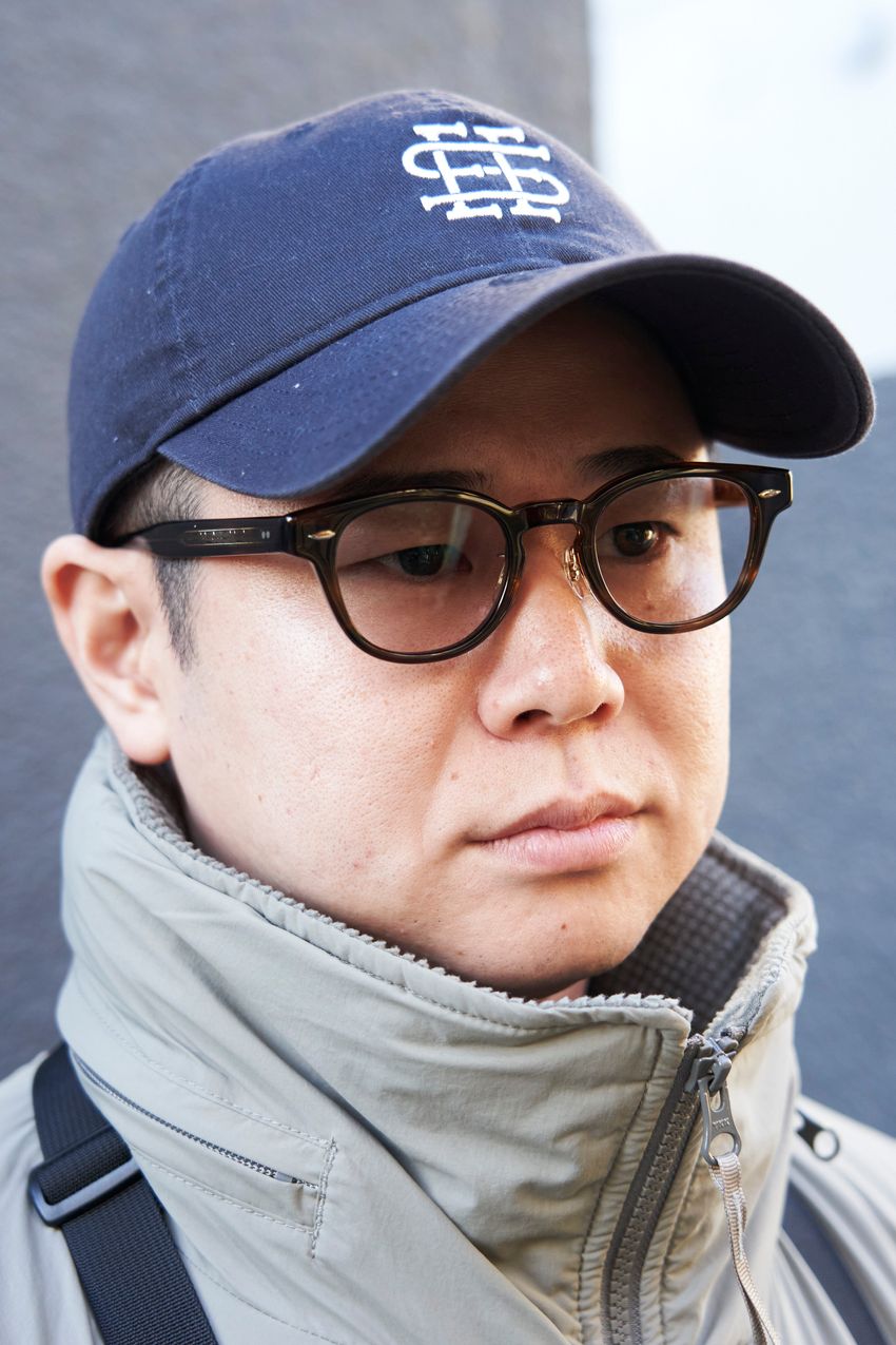 「スニーカーはニューバランス」な大人たち、アウターは何選ぶ？愛用ブランドはフリークス、バブアー…… - 4枚目の画像