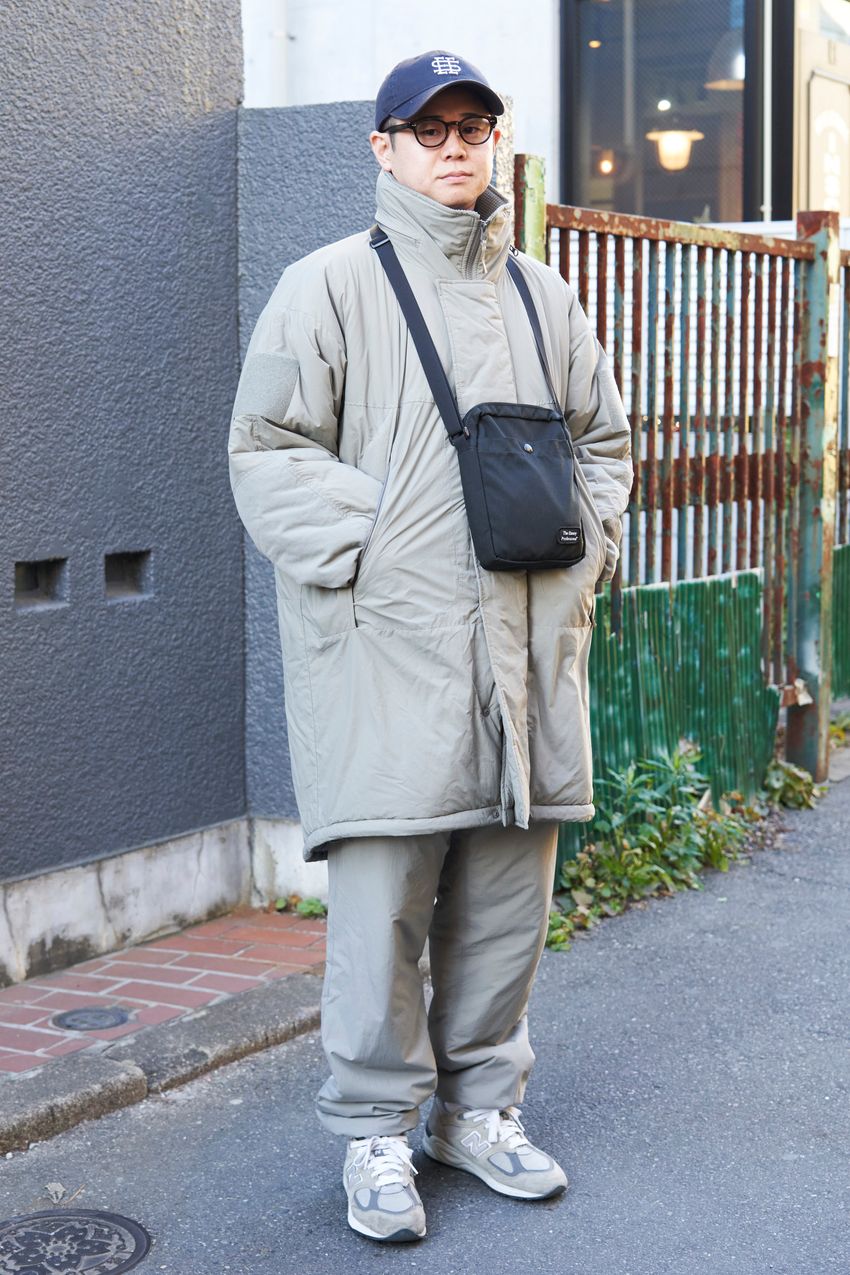 「スニーカーはニューバランス」な大人たち、アウターは何選ぶ？愛用ブランドはフリークス、バブアー…… - 1枚目の画像