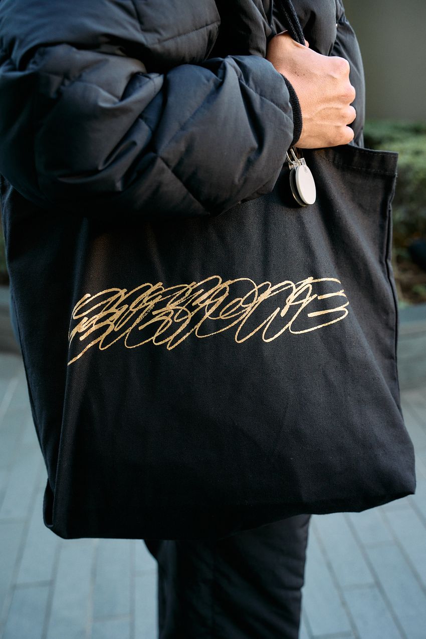 「スニーカーはニューバランス」な大人たち、アウターは何選ぶ？愛用ブランドはフリークス、バブアー…… - 5枚目の画像