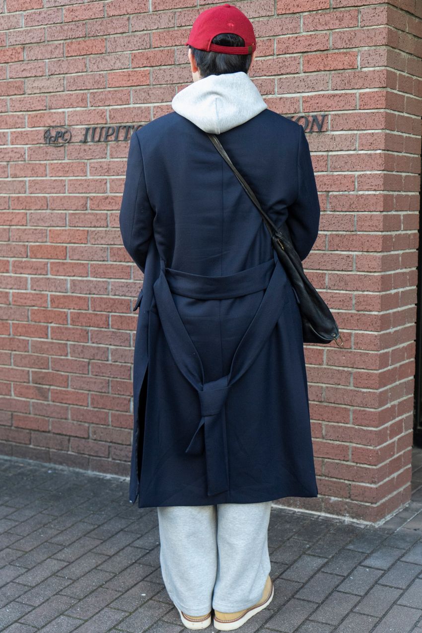 ユニクロからルイ・ヴィトンまで！街角のリアルな「ハイ＆ロー」のMIXコーデ3選 - 5枚目の画像