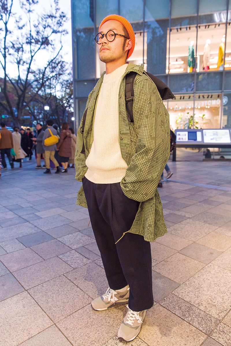 上質なネイビーパンツでカジュアル感を抑えるお手本 岡村奈津樹