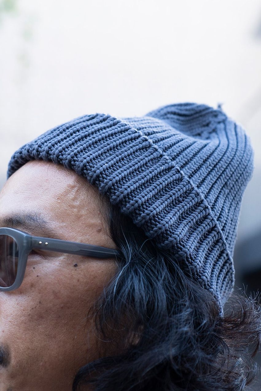 大人の「無印良品」活用法を街角スナップで。愛用品は白パンツ、ジャケット、そして…… - 9枚目の画像