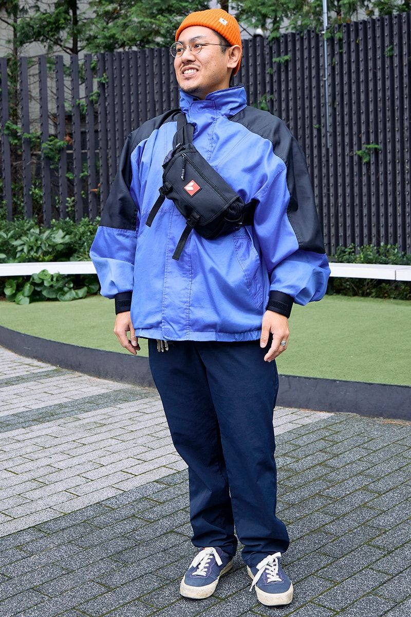 ジャケット、パンツ＝ともに古着