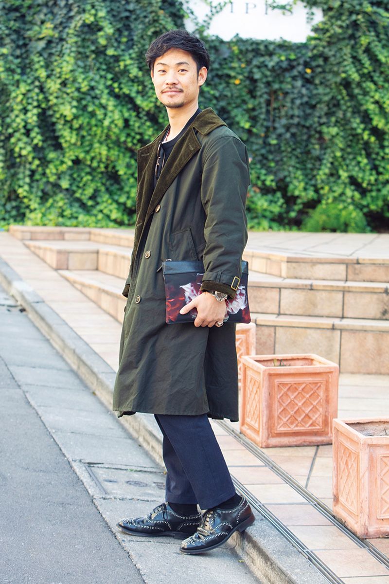 グラフィカルなセカンドバッグが都会的な遊び心を加える 八木秀介