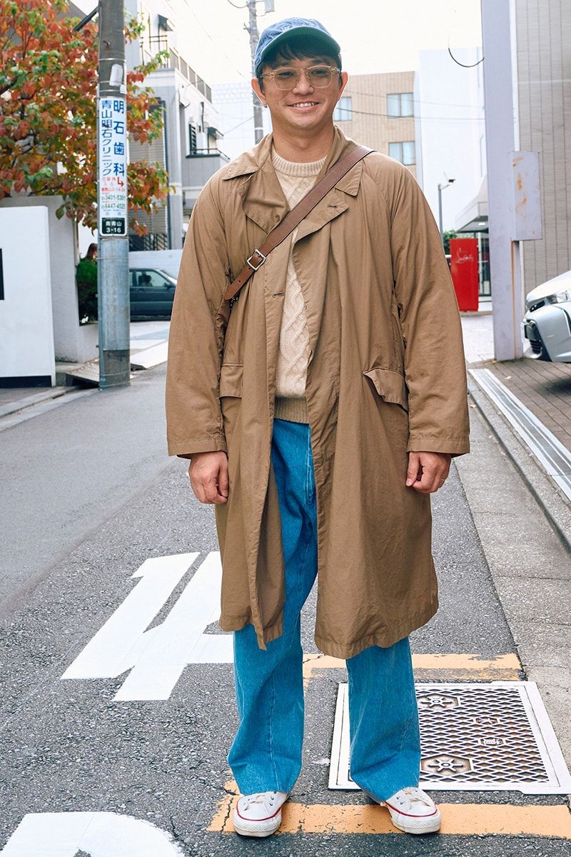 コート＝テアトラ　ニット＝へリル　デニム＝ニート　帽子＝ニート　サングラス＝アヤメ