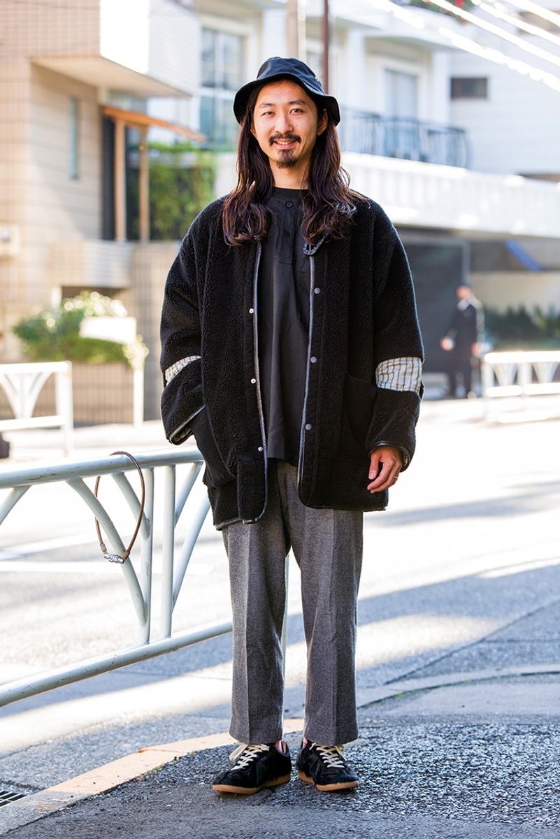 クセのあるアウターも黒なら優しい 牧野 真也
