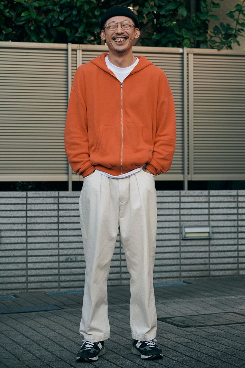 「白T＆パーカ」でラフに行くなら、“サイジング＆清潔感”は押さえるべし！スナップ好例3選 - 5枚目の画像