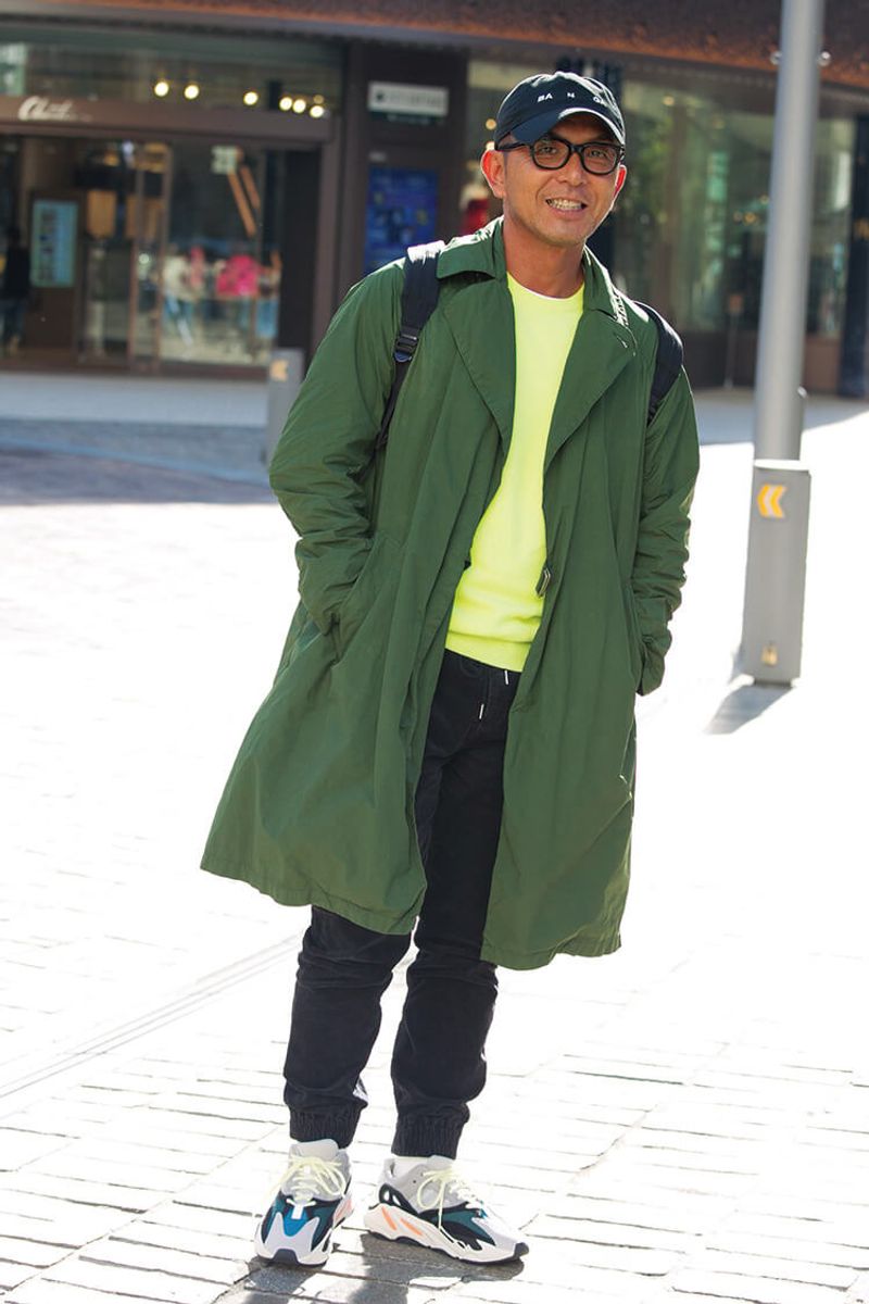 蛍光イエローとスニーカーで若々しいスタイルに 山田光貴