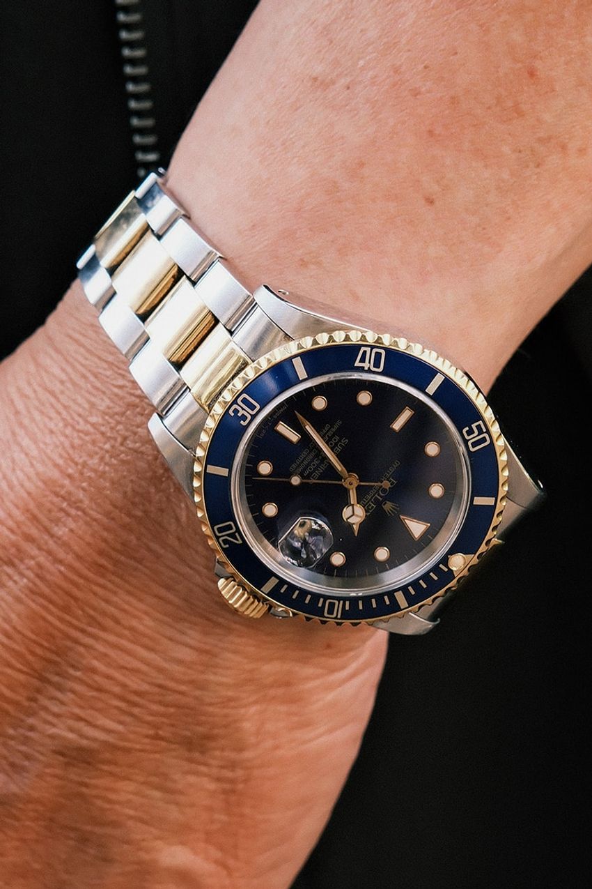 【50代、60代】洒落た先輩たちが実践した“オールブラックコーデ”。トレンドを超えた説得力の由来 - 7枚目の画像