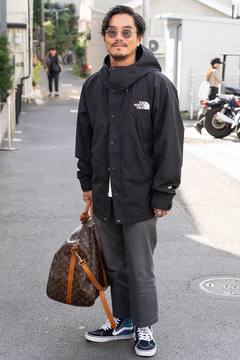 ジャケット=ザノースフェイス パンツ=ディッキーズ スニーカー=ヴァンズ サングラス=レイバン バッグ=ルイヴィトン 腕時計=Gショック