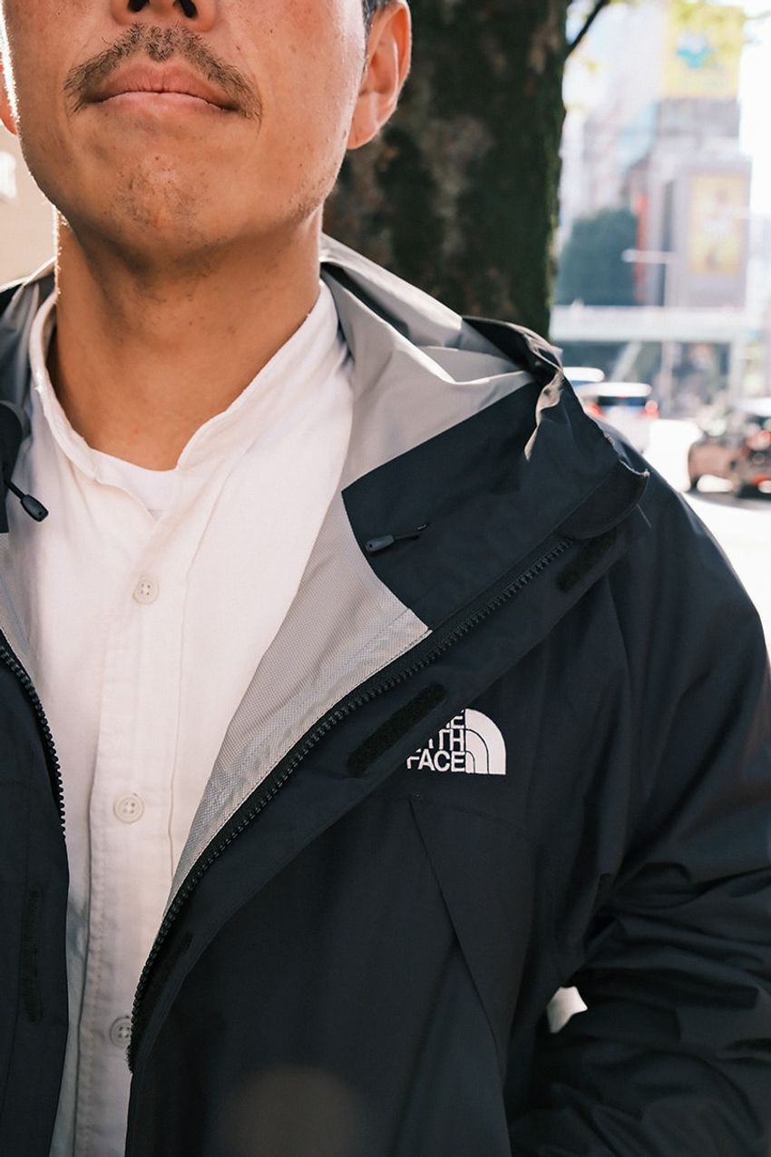 春が見えたらユニクロの白パンツ！街角3名の大人たちのリアルな活用法をスナップで - 4枚目の画像