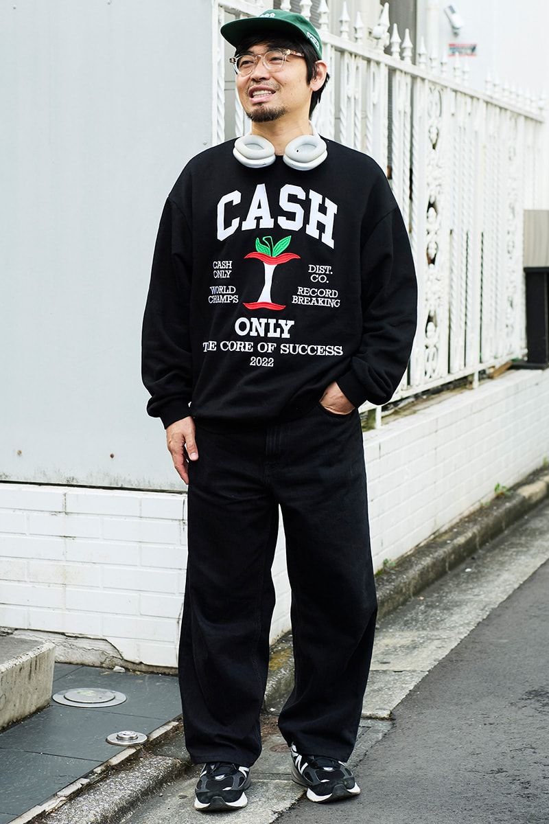 スウェット＝キャッシュオンリー　デニム＝ザラ　帽子＝ウェイク　スニーカー＝ニューバランス