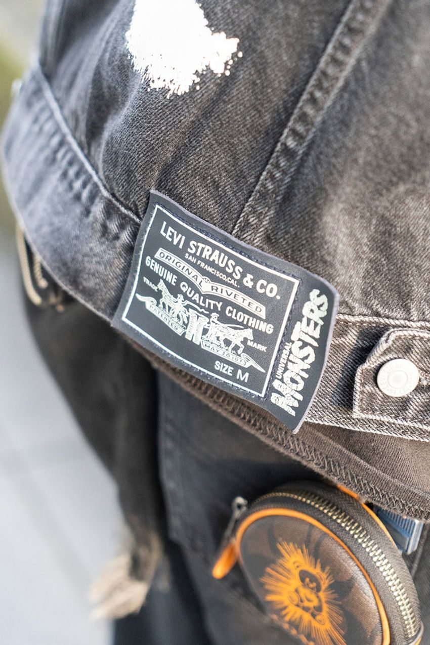 リーバイスの“ブラックデニム”はシンプルにワントーンで。街角で見つけた着こなしサンプル - 3枚目の画像