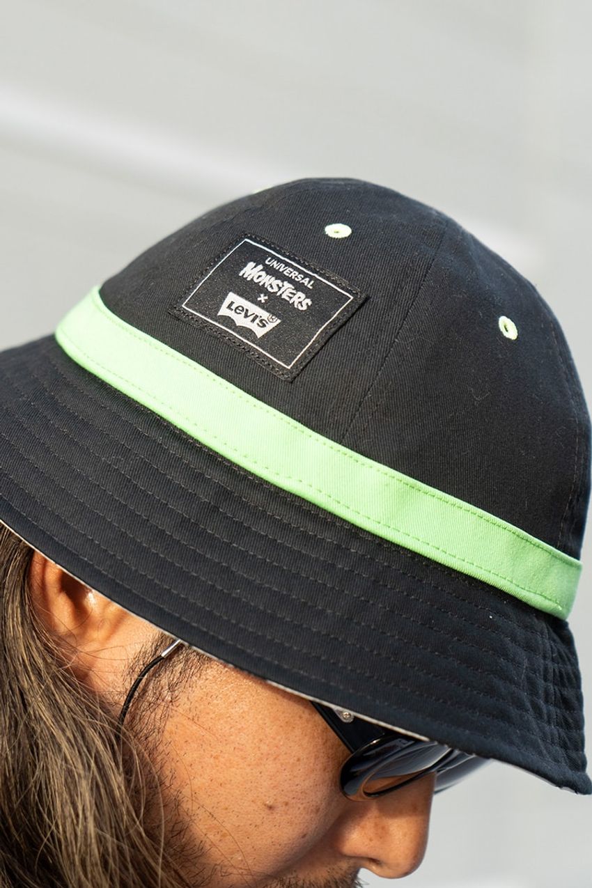 リーバイスの“ブラックデニム”はシンプルにワントーンで。街角で見つけた着こなしサンプル - 4枚目の画像