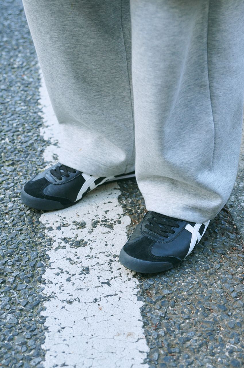 「上下スウェット」だけど洒落てる！着こなしの秘訣はユニクロ使い、レザー合わせ…… - 4枚目の画像