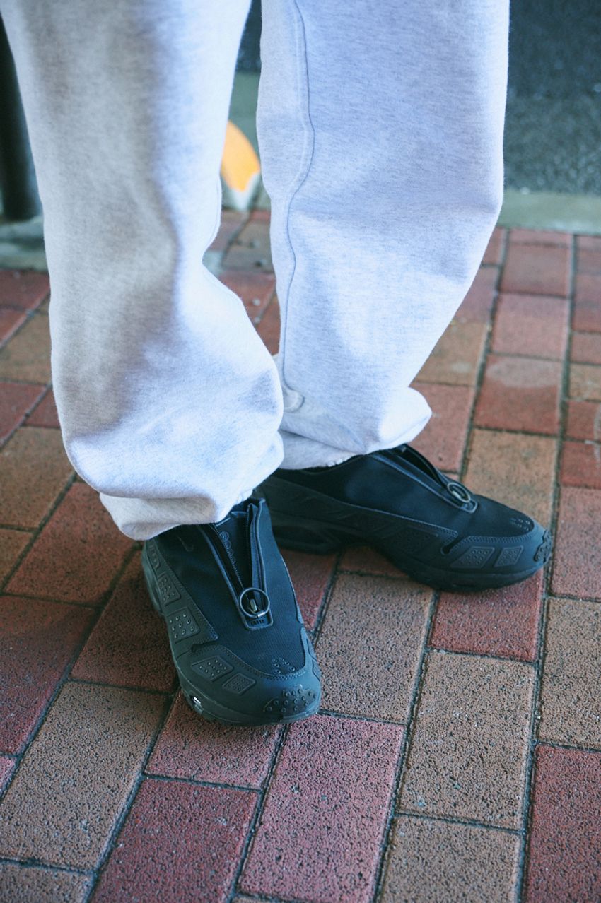 「上下スウェット」だけど洒落てる！着こなしの秘訣はユニクロ使い、レザー合わせ…… - 6枚目の画像