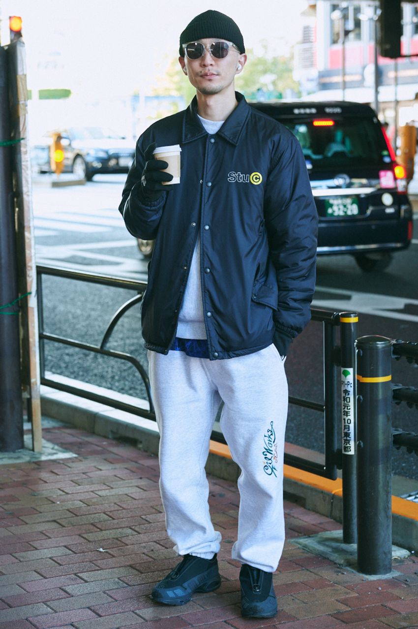 「上下スウェット」だけど洒落てる！着こなしの秘訣はユニクロ使い、レザー合わせ…… - 5枚目の画像