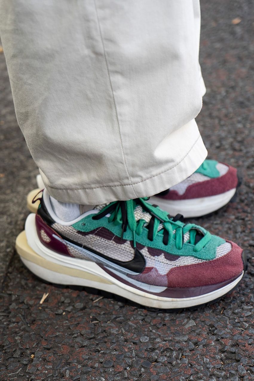 春が見えたらユニクロの白パンツ！街角3名の大人たちのリアルな活用法をスナップで - 1枚目の画像