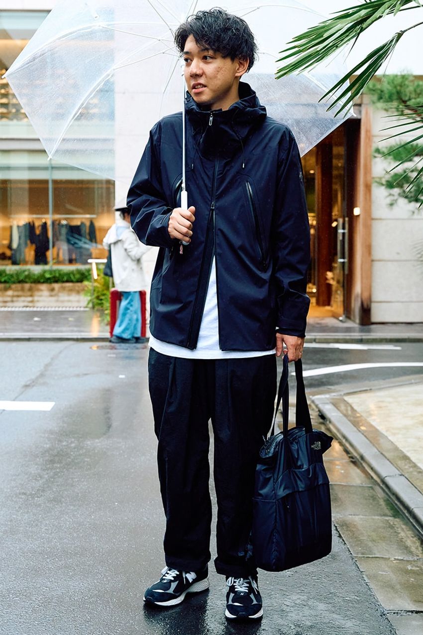 春のオールブラックコーデを軽やかにする“絶対定番ブランド”、「テアトラ」を味方にした3名をスナップで - 5枚目の画像