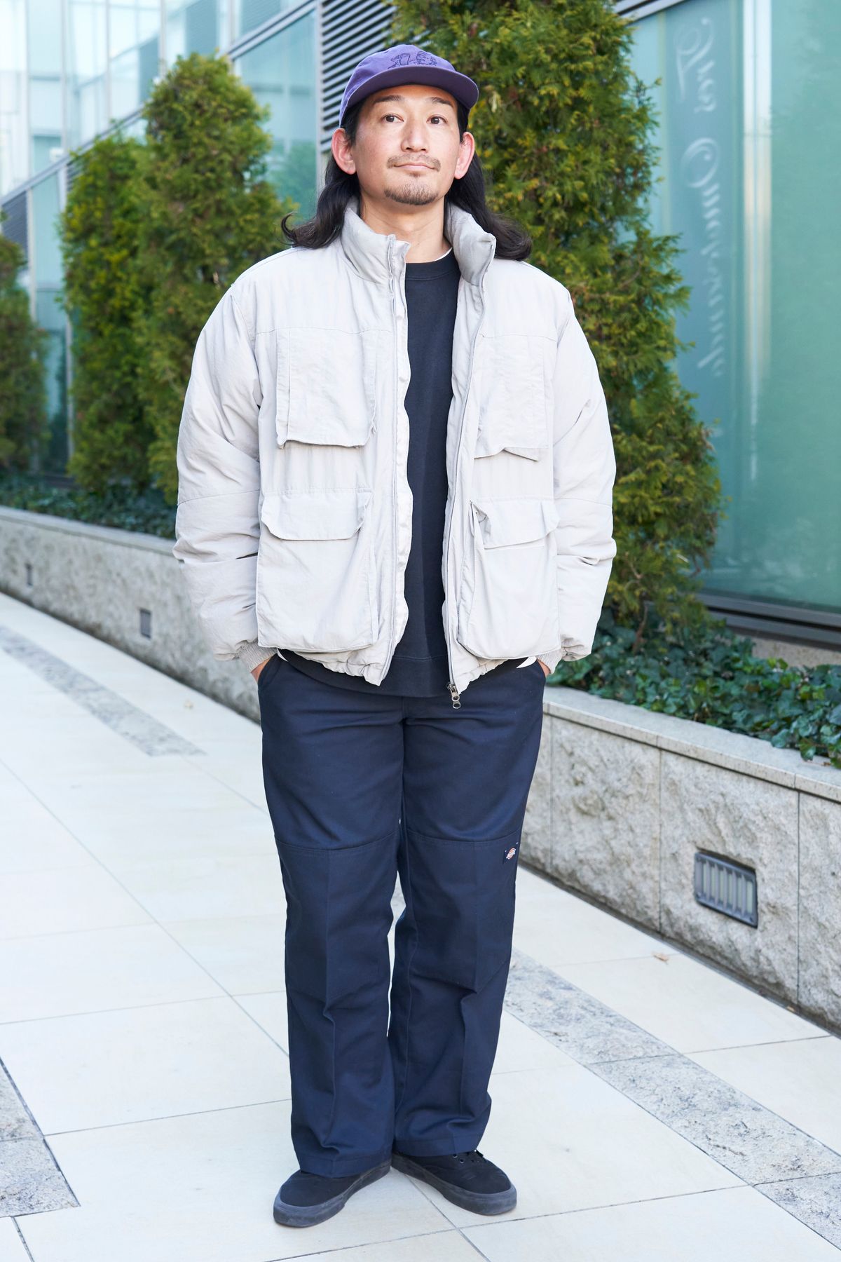 ダウンジャケット=古着 スウェット=フリークスストア パンツ=ディッキーズ シューズ=ヴァンズ 帽子=ファイブツリーズ リングノーブランド