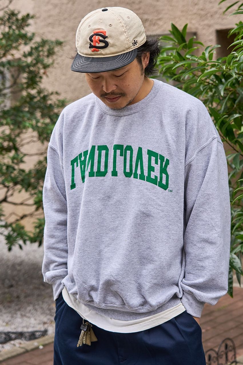 センス良きポップなデザイン！人気の“レタードスウェット”を取り入れた街角の3人 - 3枚目の画像