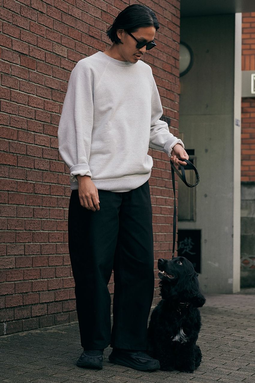 シンプルな“ワンツーコーデ”。洒落る秘訣はサイジング、色、小物にあり！3人のスタイル好例を公開 - 2枚目の画像