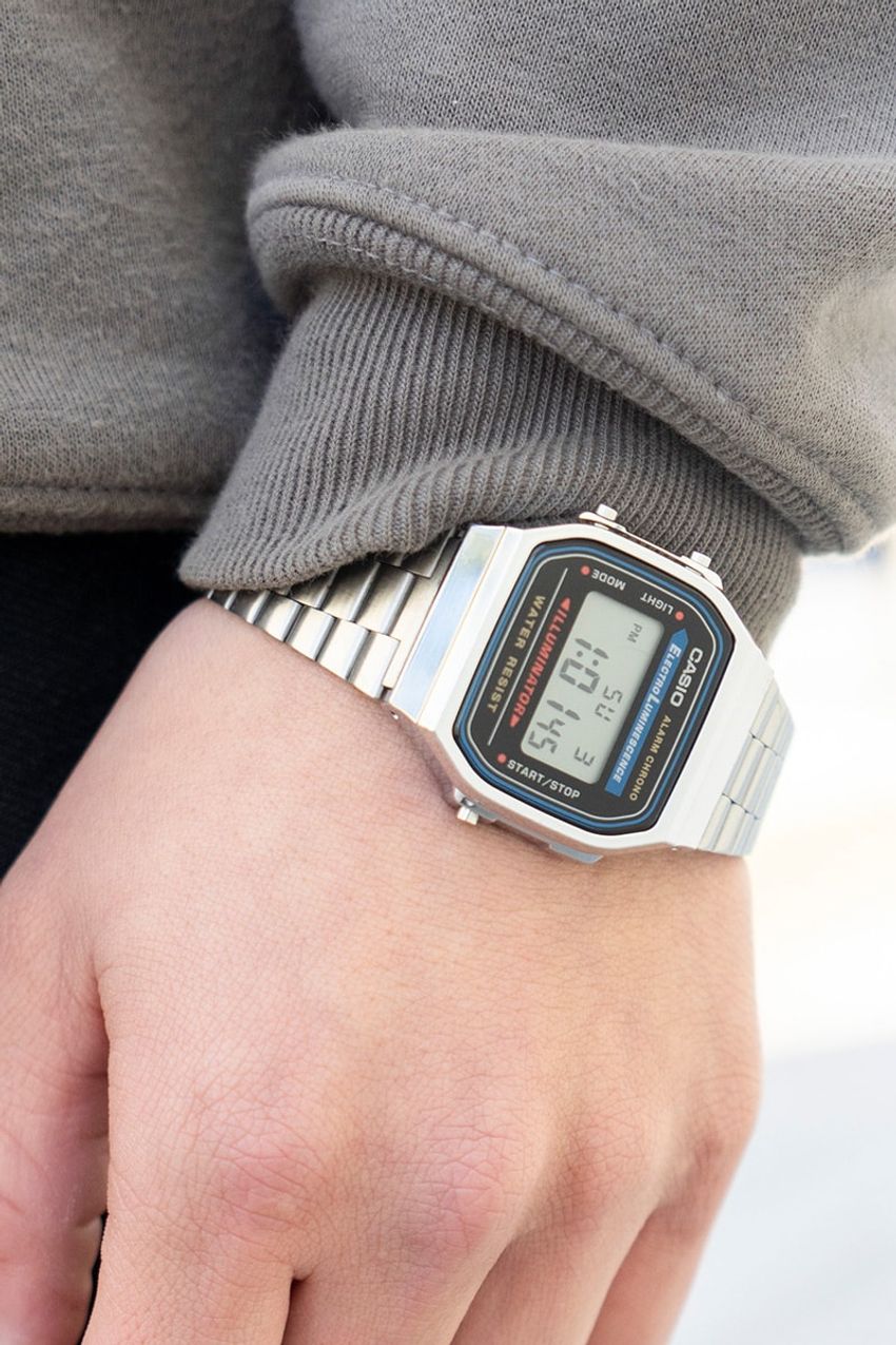 センス良きポップなデザイン！人気の“レタードスウェット”を取り入れた街角の3人 - 9枚目の画像