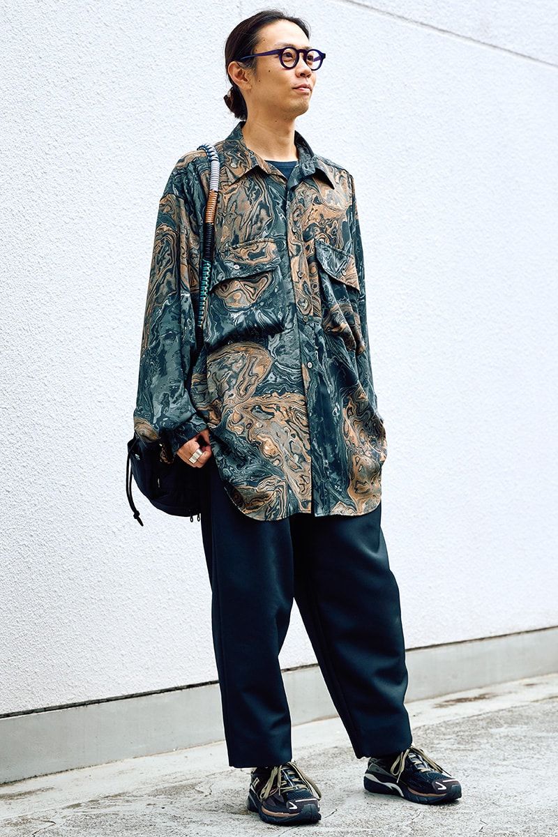 シャツ=パドゥパレイユ パンツ=コムデギャルソン スニーカー=アディダスオリジナルスバイソングフォーザミュート