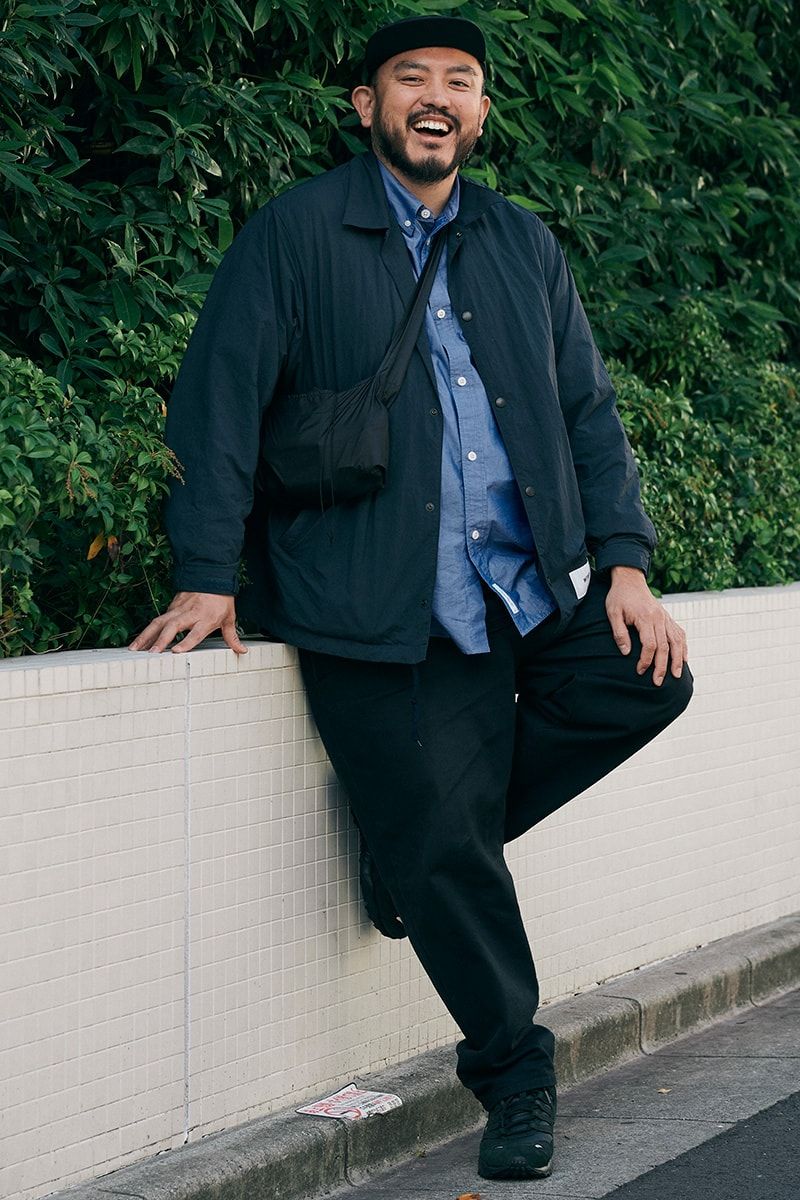 ジャケット、シャツ、パンツ=すべてダブルタップス スニーカー=ナイキ 帽子=ディセンダント バッグ=ヌースタジオ