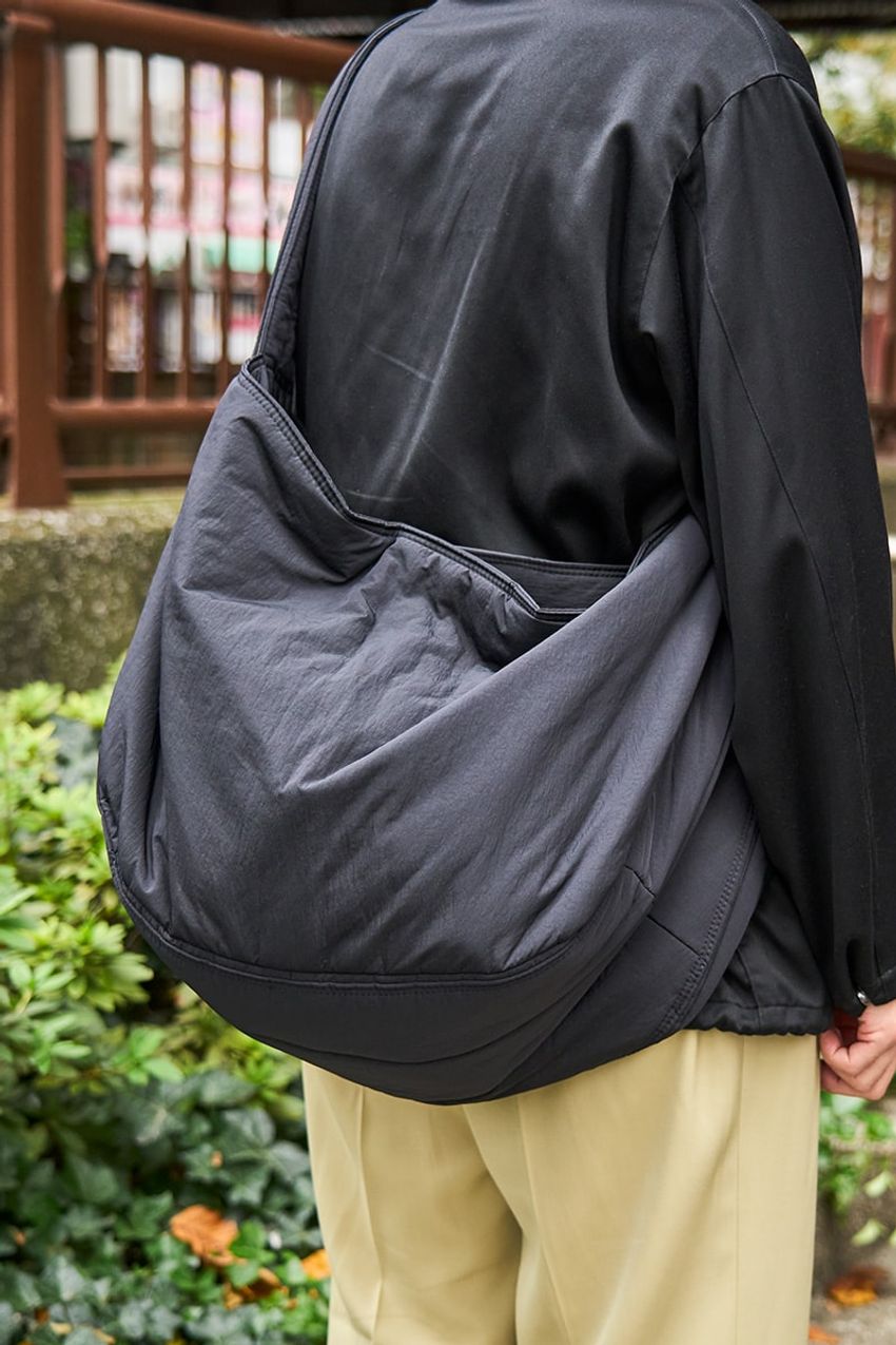 春でも大活躍の「黒アウター」。街角スナップ3好例で重たく見せないコツを解説！ - 3枚目の画像