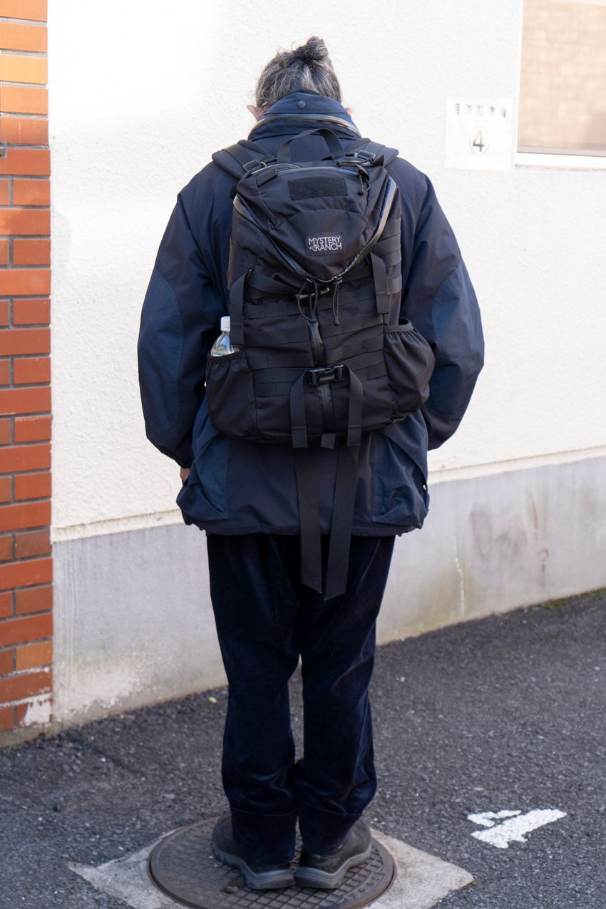 ユニクロ、バーバリーetc.バランス命の「ミドル丈アウター」。洒落た大人たちの着こなし例 - 4枚目の画像