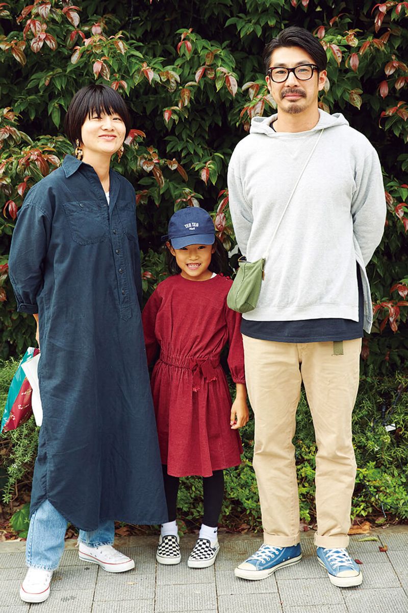 深いスリットのパーカーで巧みなTシャツのチラ見せを 川井篤史