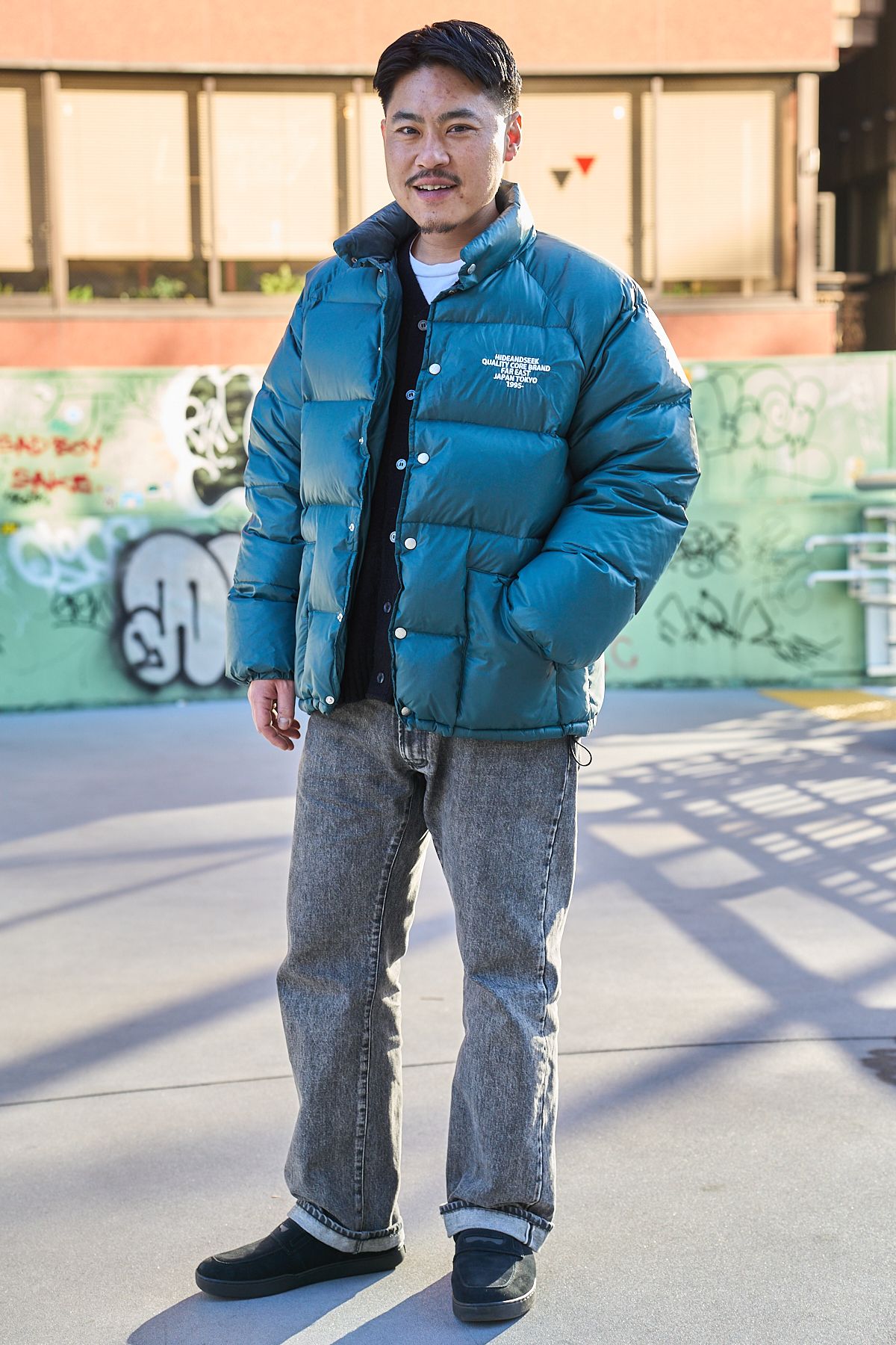 ダウンジャケット、カーディガン、Tシャツ、デニム＝すべてハイドアンドシーク