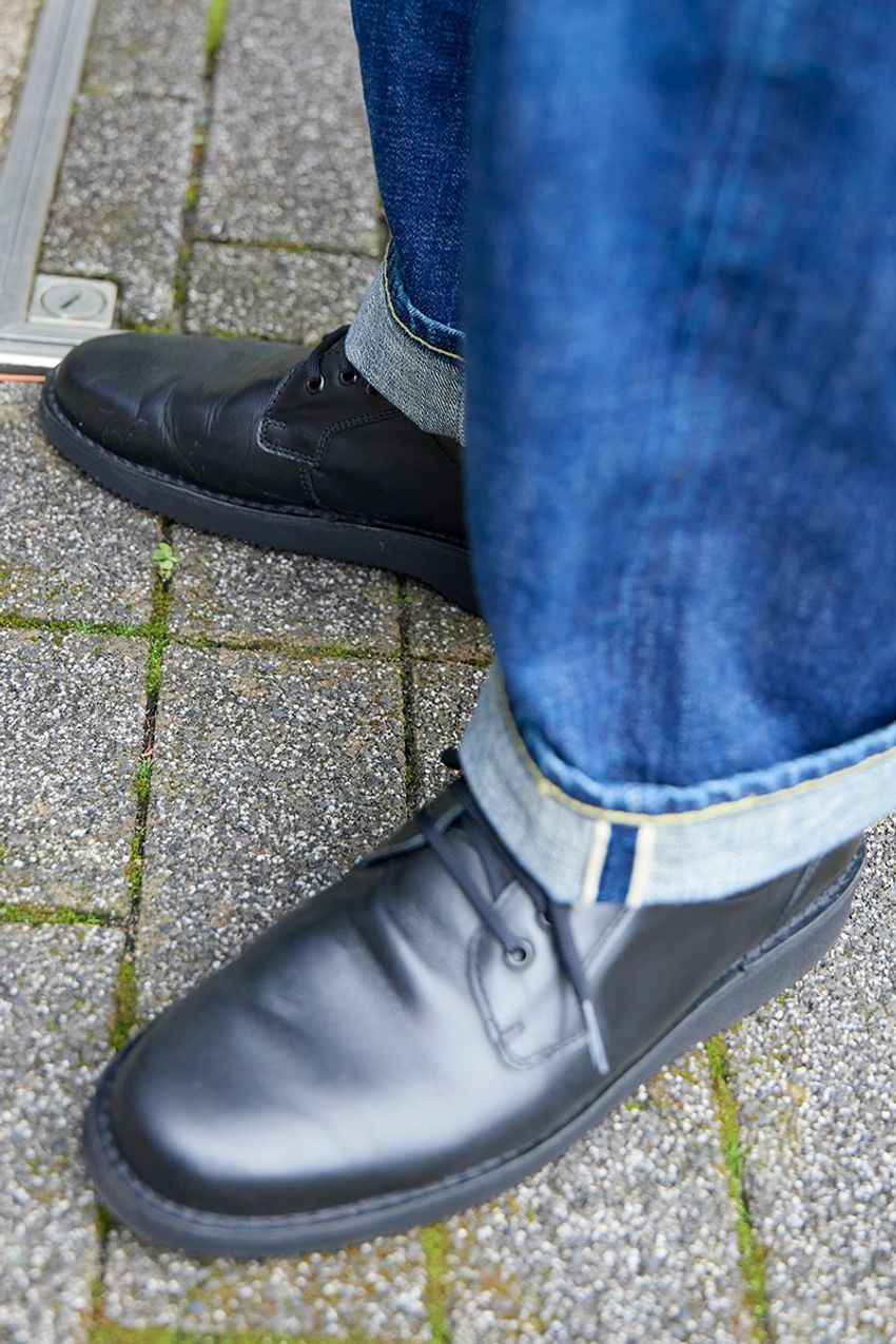 王道コンビ「デニム×革靴」が今、トレンドだって知ってた？ 街角スナップで実例を紹介 - 10枚目の画像