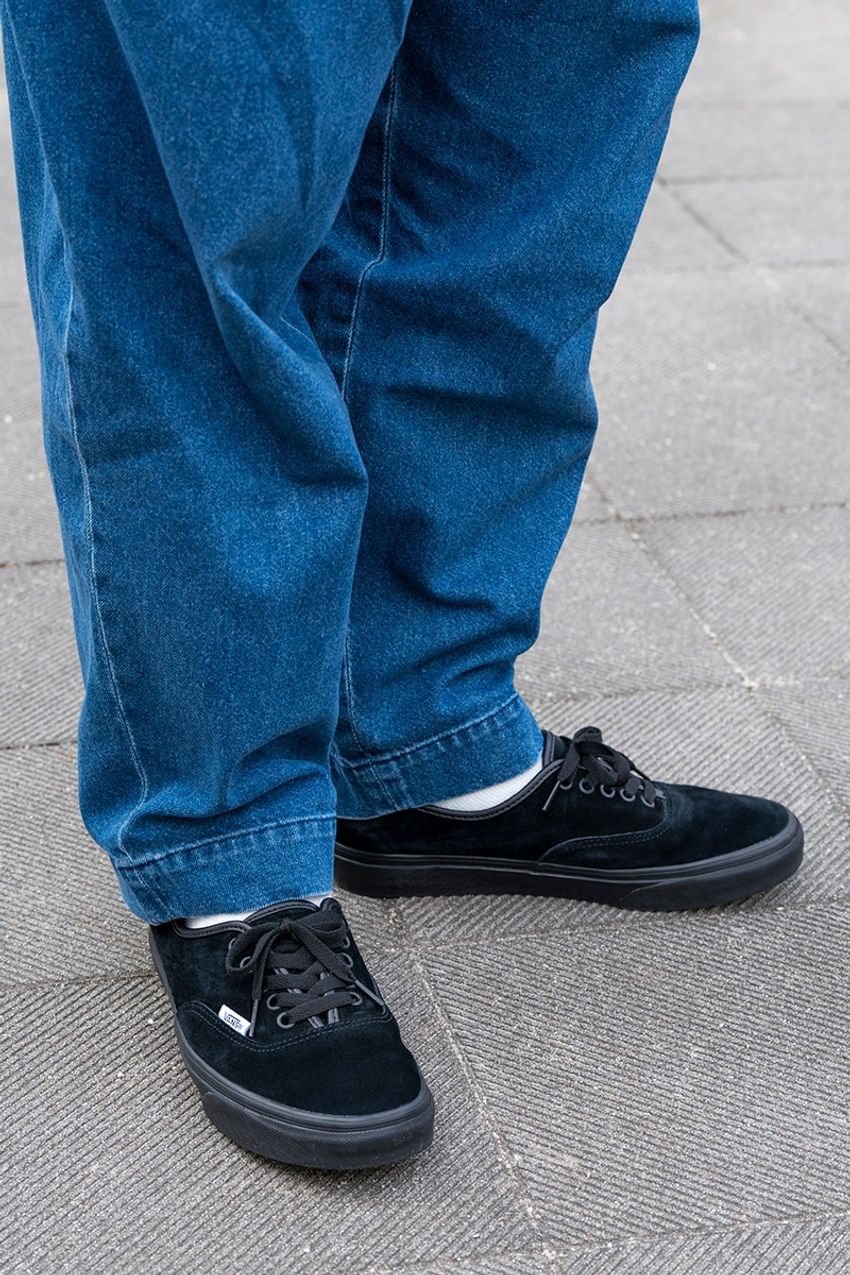 ブルーのデニムは“ブラックのヴァンズ”で引き締めるのが正解！街角スナップに見る3名のお手本 - 7枚目の画像