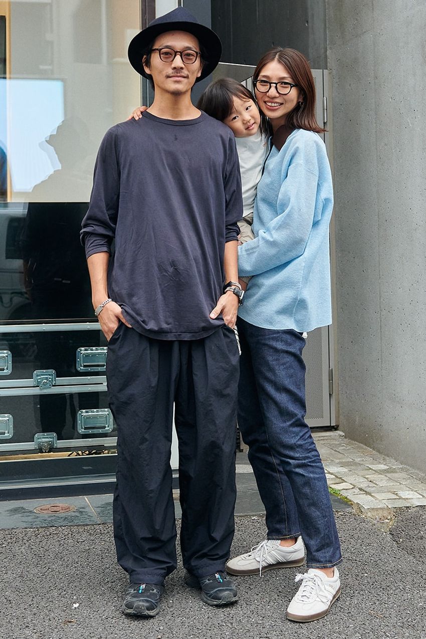 春のオールブラックコーデを軽やかにする“絶対定番ブランド”、「テアトラ」を味方にした3名をスナップで - 4枚目の画像