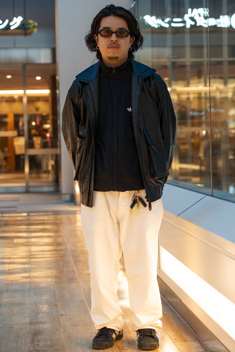 ジャケット=フリークスストア ジャケット2、シューズ=ともにアディダス デニム=ユニクロ 眼鏡、リング=ともに古着 腕時計=カシオ