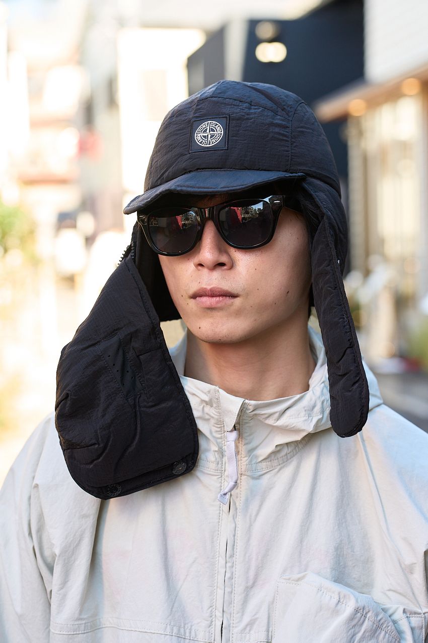 「子供っぽくないキャップ姿」には“足元レザー”が正解だった！ スナップ実例3選 - 5枚目の画像