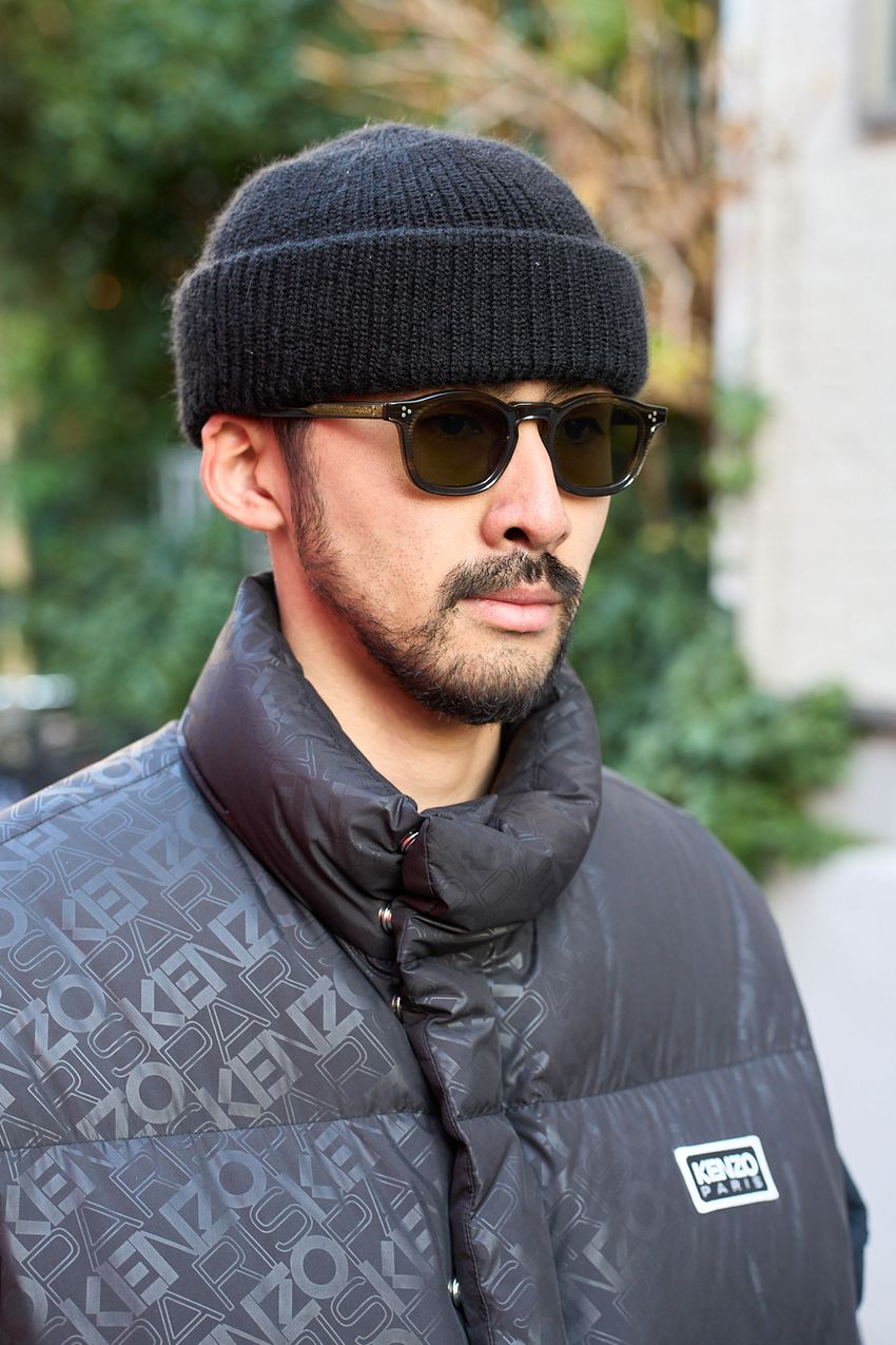 黒の「ニット帽＆サングラス」でもトゥーマッチに見せない！お洒落上手のアウターテク3選 - 3枚目の画像