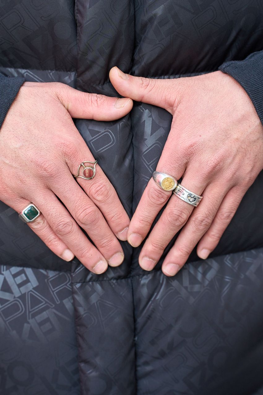 黒の「ニット帽＆サングラス」でもトゥーマッチに見せない！お洒落上手のアウターテク3選 - 5枚目の画像