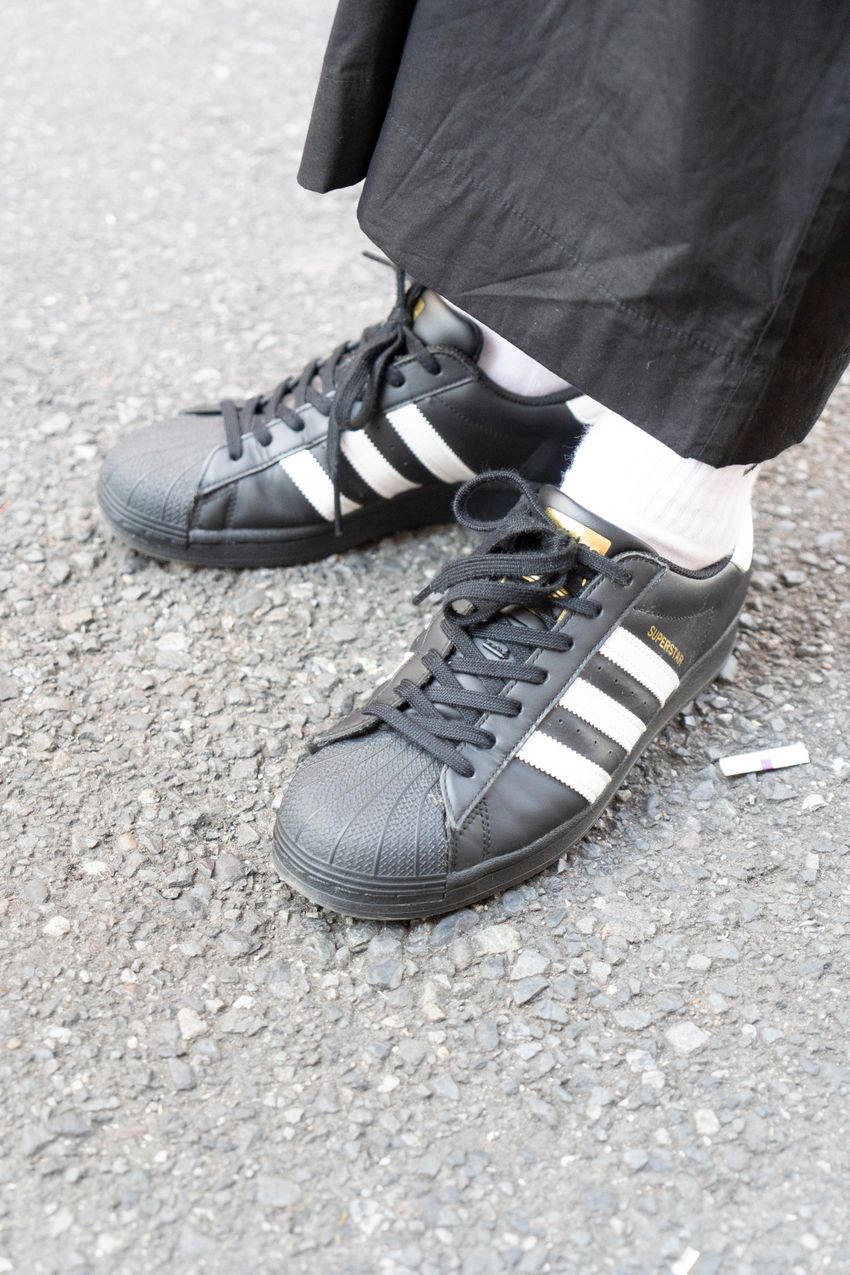 “白の三本ライン”は最高のアクセント！「ブラックアディダス」でキメた洒落者3名 - 7枚目の画像