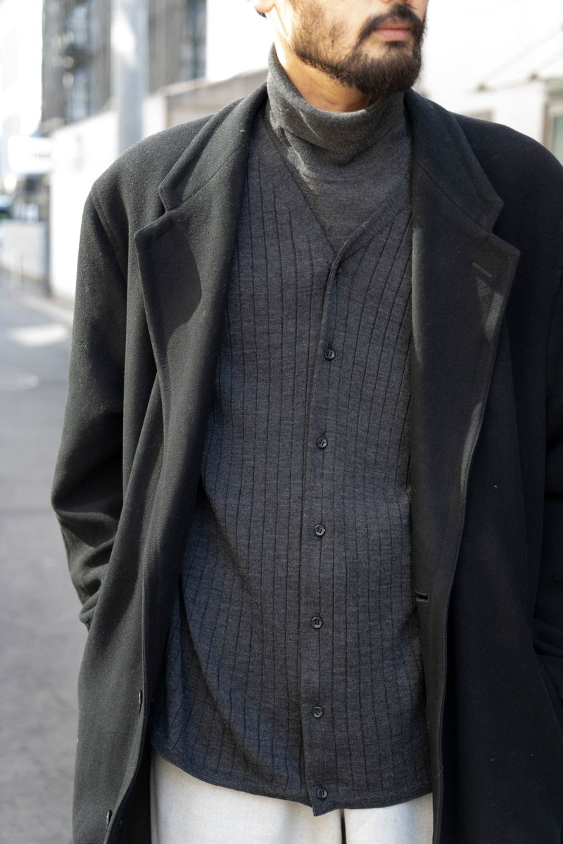 ジョルジオアルマーニのコートコーディネート | 250210-1134-50 新村優樹 4枚目の写真