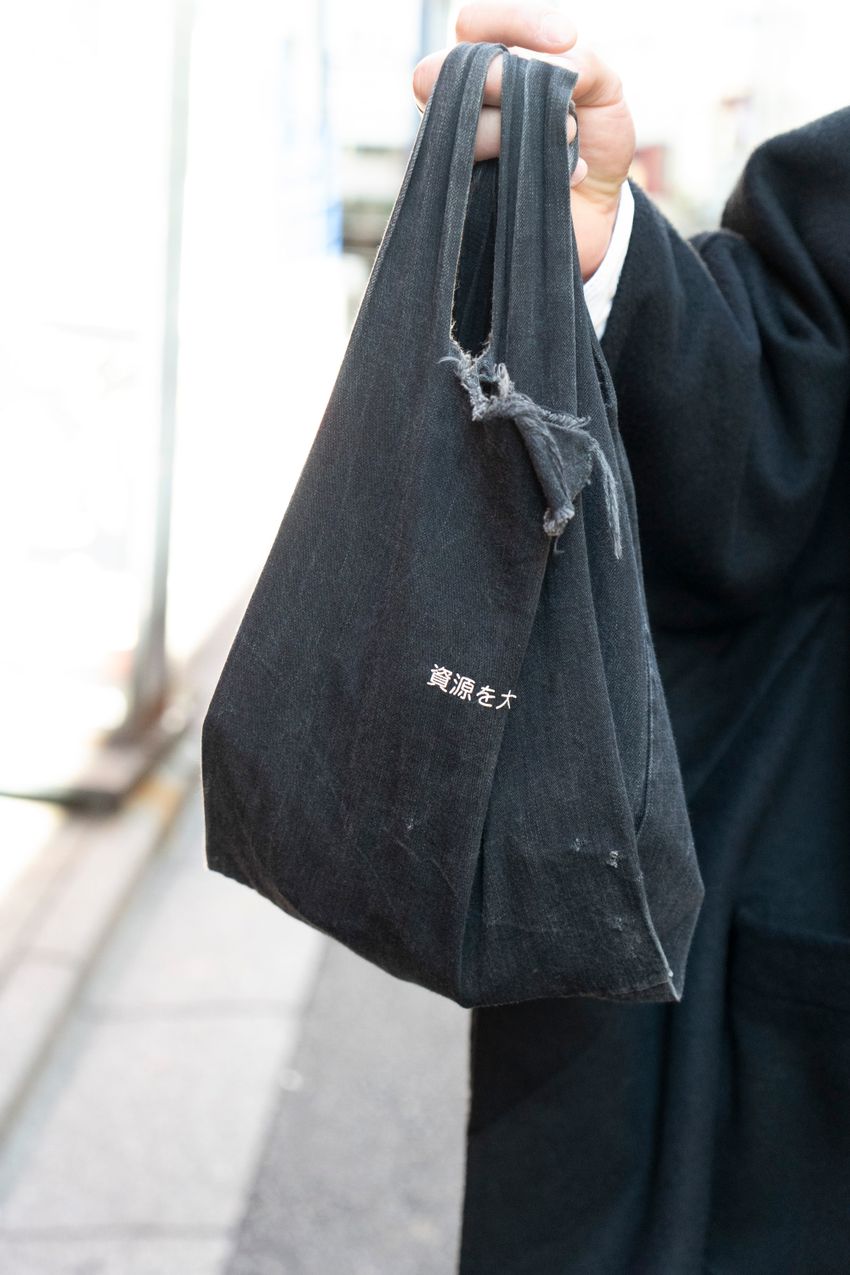 あると便利な休日のミニバッグ。街角の人が使っていたブランド、カタチを調査！ - 2枚目の画像