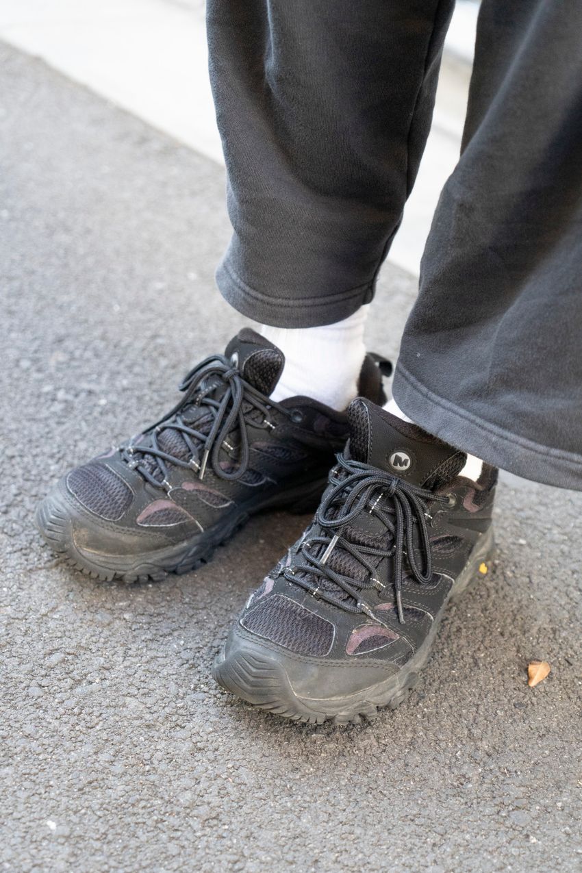 大注目「メレル」のスニーカー、どう取り入れる？ 模範解答となる3名の着こなしをチェック！ - 2枚目の画像