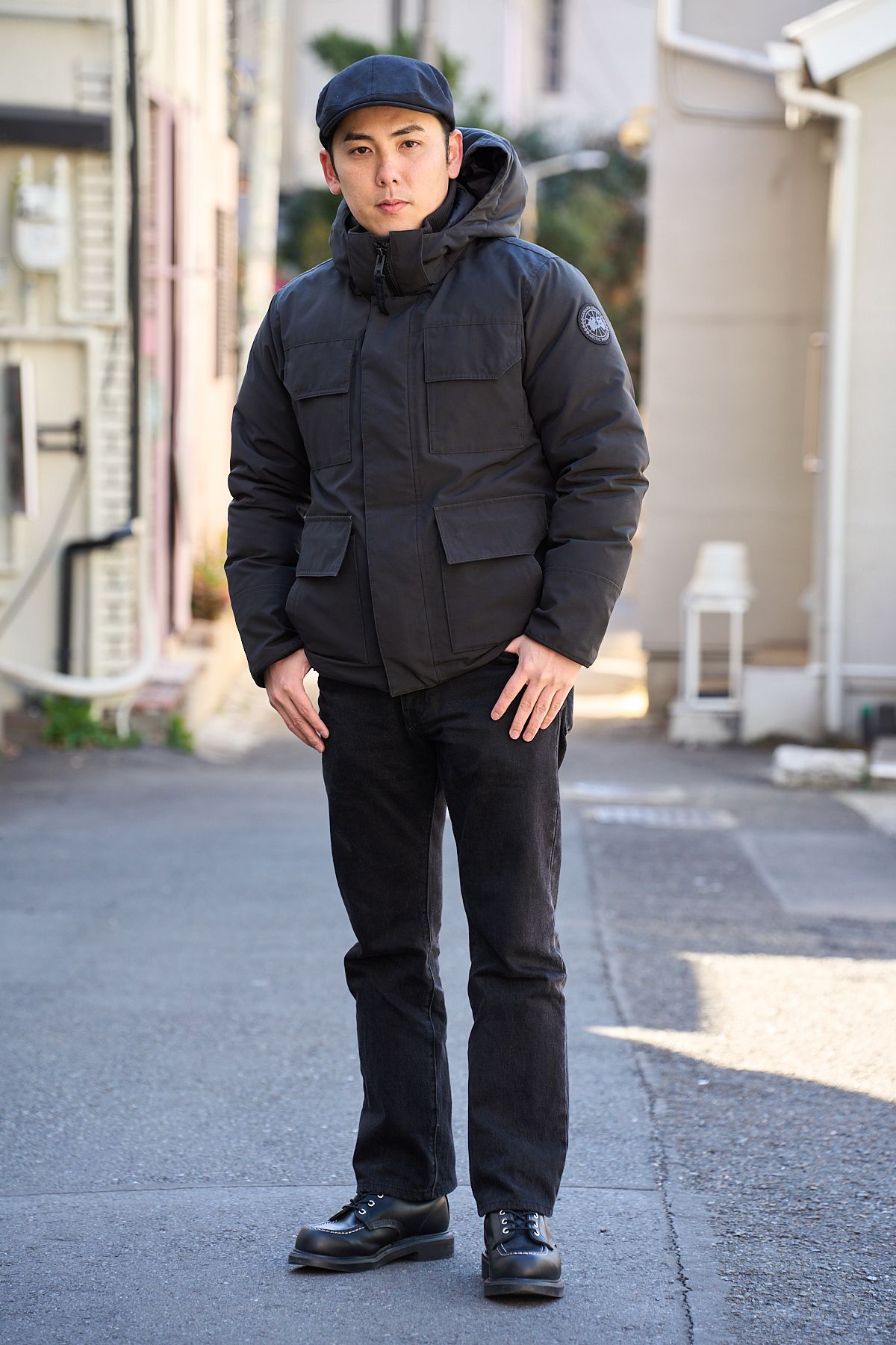 ダウンジャケット カナダグース  ニット＝無印良品　デニム＝リーバイス　シューズ＝レッドウィング　帽子＝ノーブランド