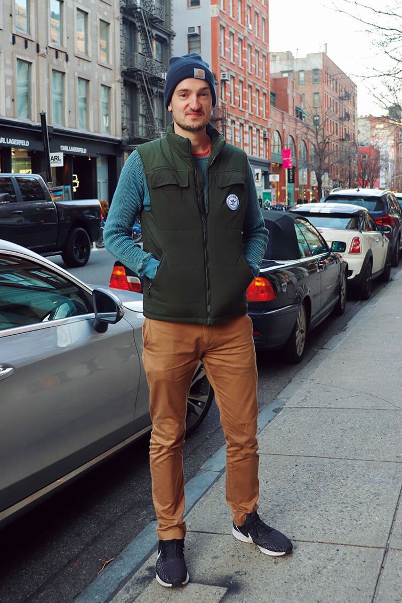 スタンダードな装いに 違いを見せる素材使いとは ジョン