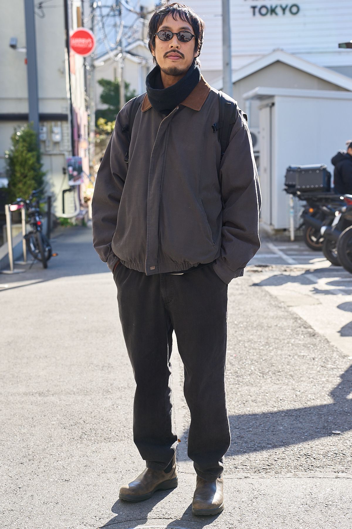 ブルゾン=古着 パンツ=ユニクロ シューズ=ブランドストーン 眼鏡=エーディーエスアール バッグ=アシックス