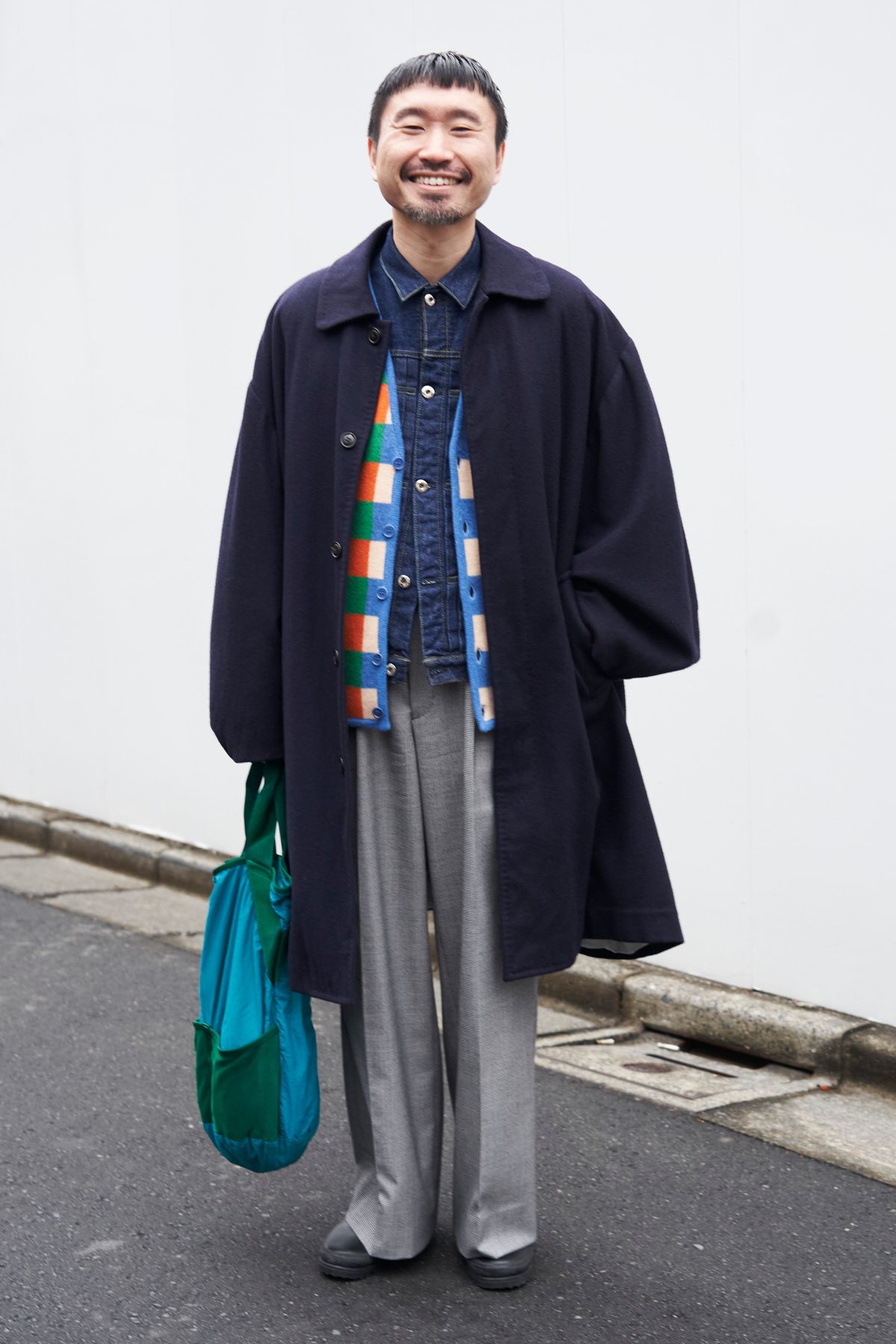 コート＝ザクルーキッドテーラー　ベスト＝スーパーヤヤ×レオローザ　Gジャン＝エンツ　パンツ＝エムオーディー　シューズ＝スペルガ　バッグ＝カラービーコン　リング＝ノベック